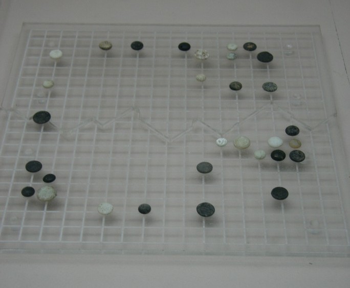 http://www.babelstone.co.uk/Ludus/Weiqi/JinShangjingWeiqizi.jpg